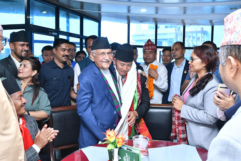 सुहाङलाई बधाई दिन इलाम पुगे केपी ओली