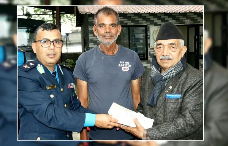 छोटुलालको इमान्दारीताः जसले बाटोमा भेटाएको १७ लाख प्रहरीलाई बुझाए