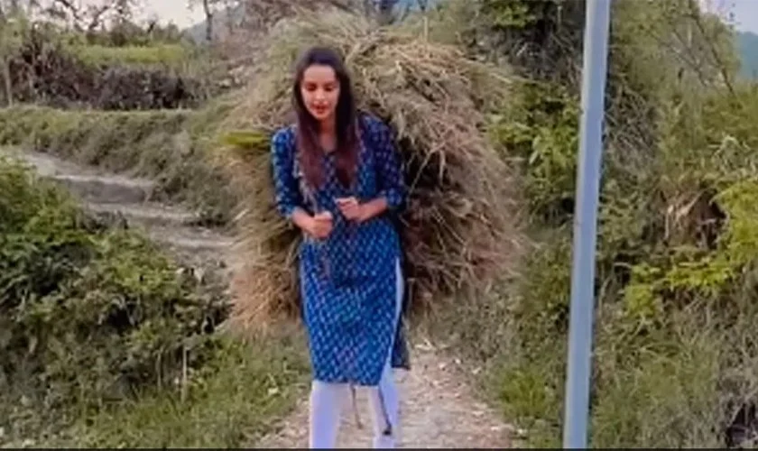 तृप्ति डिमरी घाँसको भारी बोकेर आएपछि..