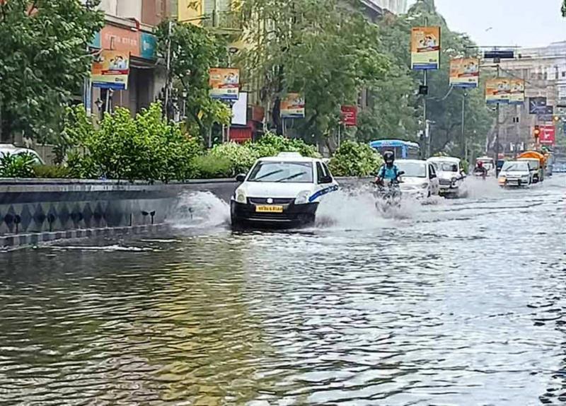 रेमाल आँधीले कोलकाता अस्तव्यस्त