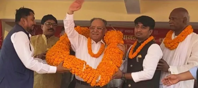 प्रधानमन्त्री प्रचण्डलाई १०१ किलोको माला