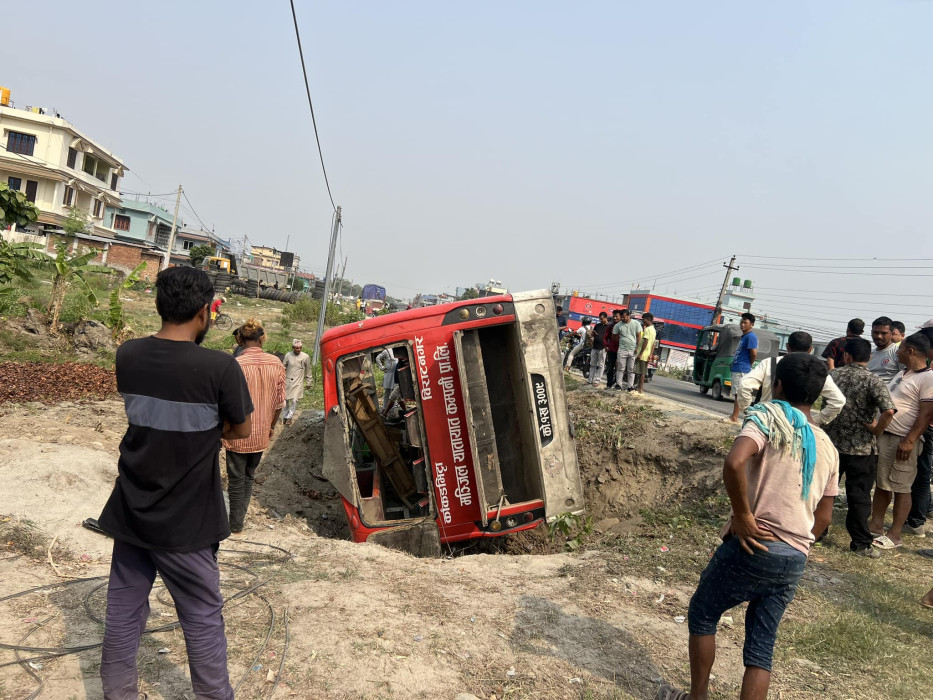 बिर्तामोडमा बस दुर्घटना, २७ जना घाइते