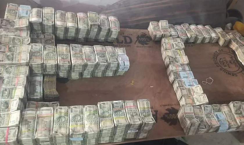 मासिक १५ हजार  तलब खाने कर्मचारीको घरमा ३० करोड भेटिएपछि