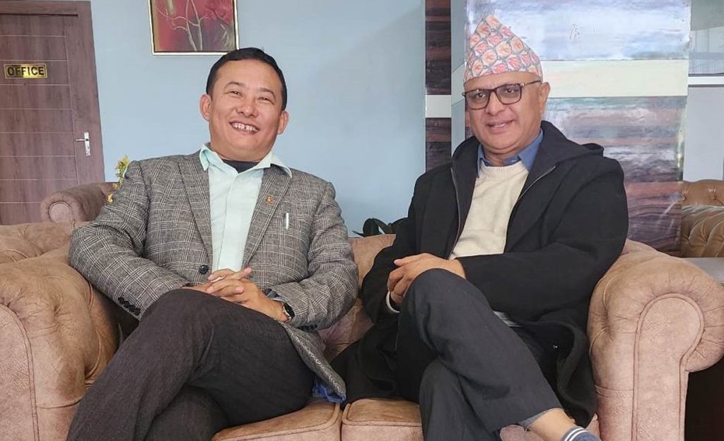 नयाँ सरकार गठनको आह्वान गर्न  एमाले माओवादीकाे माग