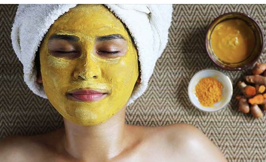 प्राकृतिक चमक ल्याउन राति सुत्नुअघि अनुहारमा लगाउनुस् यी चीजहरु