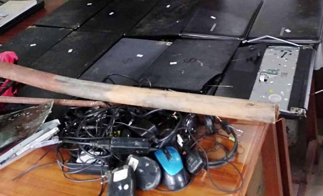 यसरी ४ बालकले चोरे स्कुलका ११ ल्यापटप
