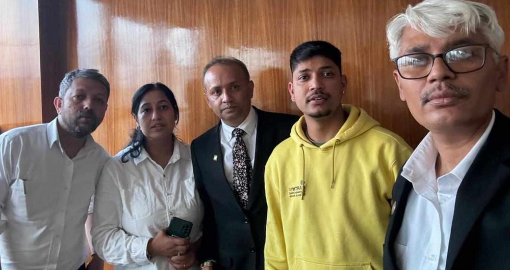 सन्दीपले सफाइ पाएपछि आफ्ना मुख्य कानुन व्यवसायी घिमिरेसहितको टिमसँग