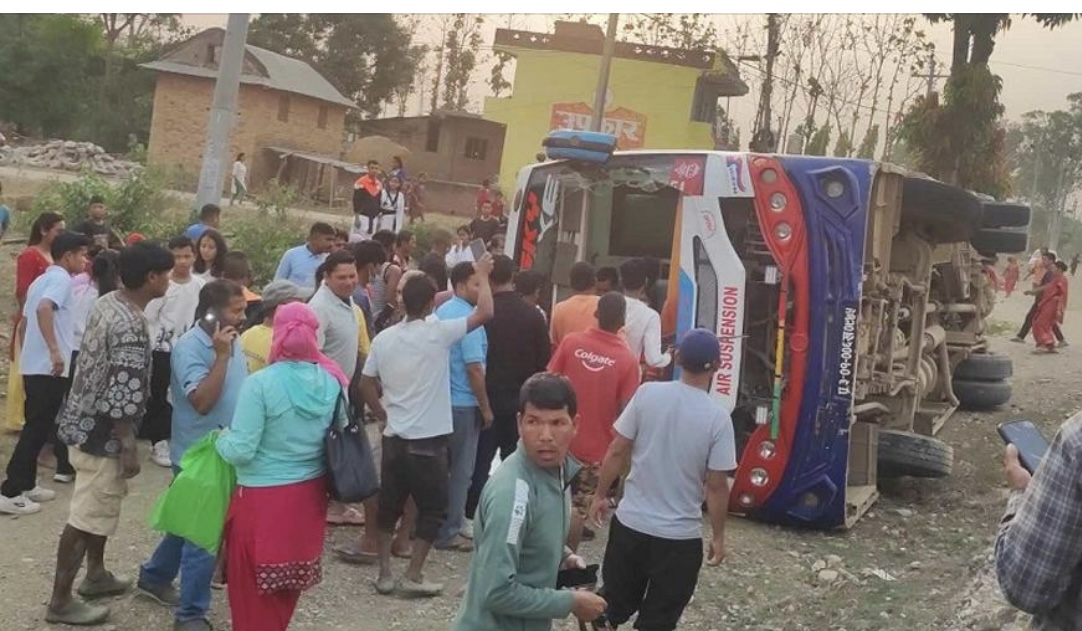यसरी भयो दाङमा बस दुर्घटना,१३ जना घाइते