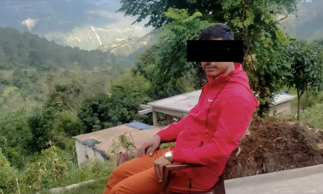 यी  शिक्षकले दुई छोरी समेत भएका आफ्नै छात्रालाई भगाएर भारत लगेपछि