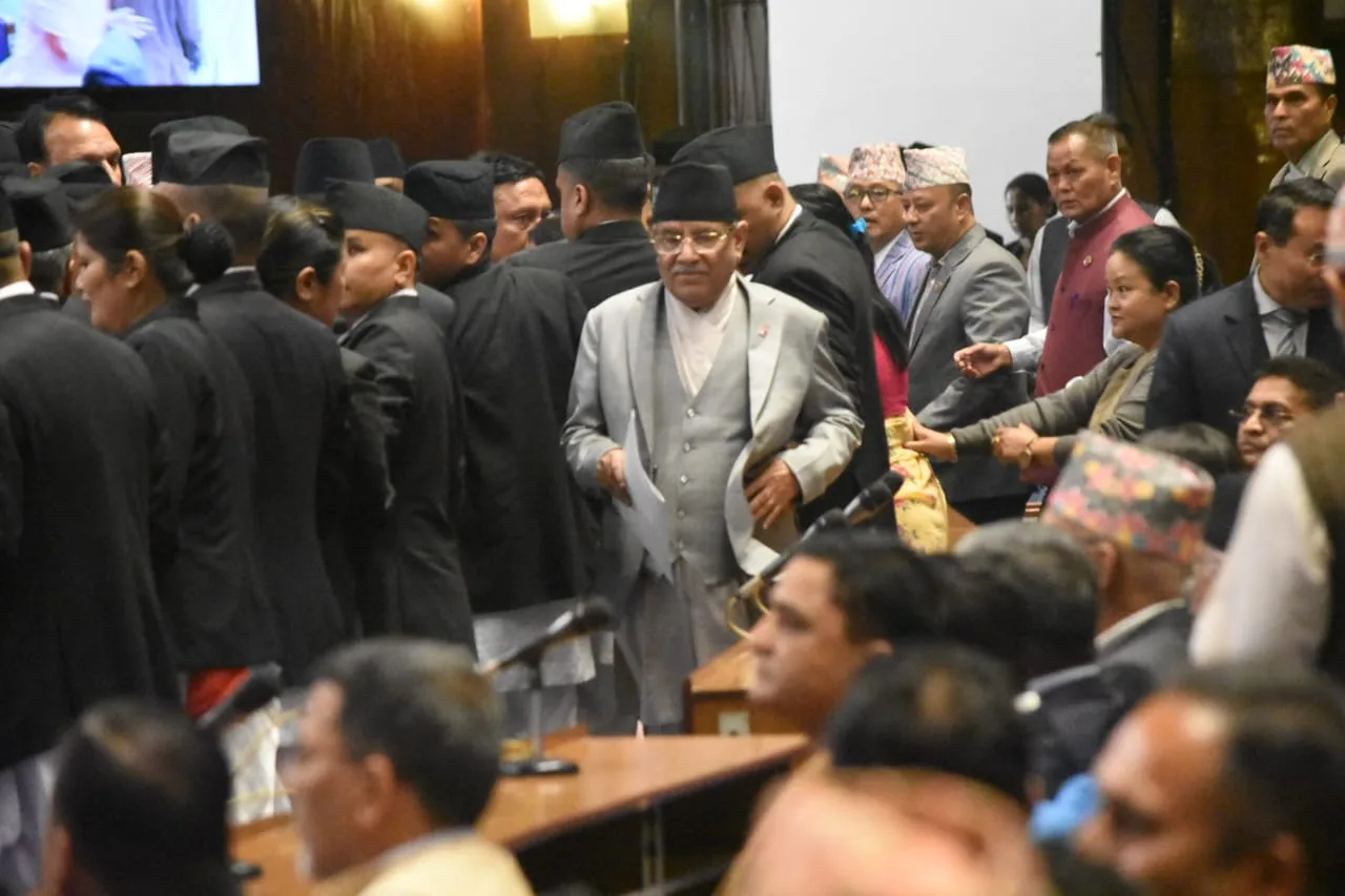 कांग्रेसको नाराबाजी छिचोल्दै यसरी पुगे रोष्टममा प्रधानमन्त्री प्रचण्ड