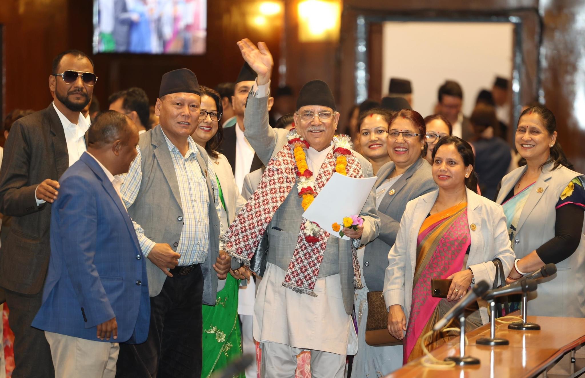 विश्वासको मत पाएपछि प्रधानमन्त्री प्रचण्डको अभिवादन