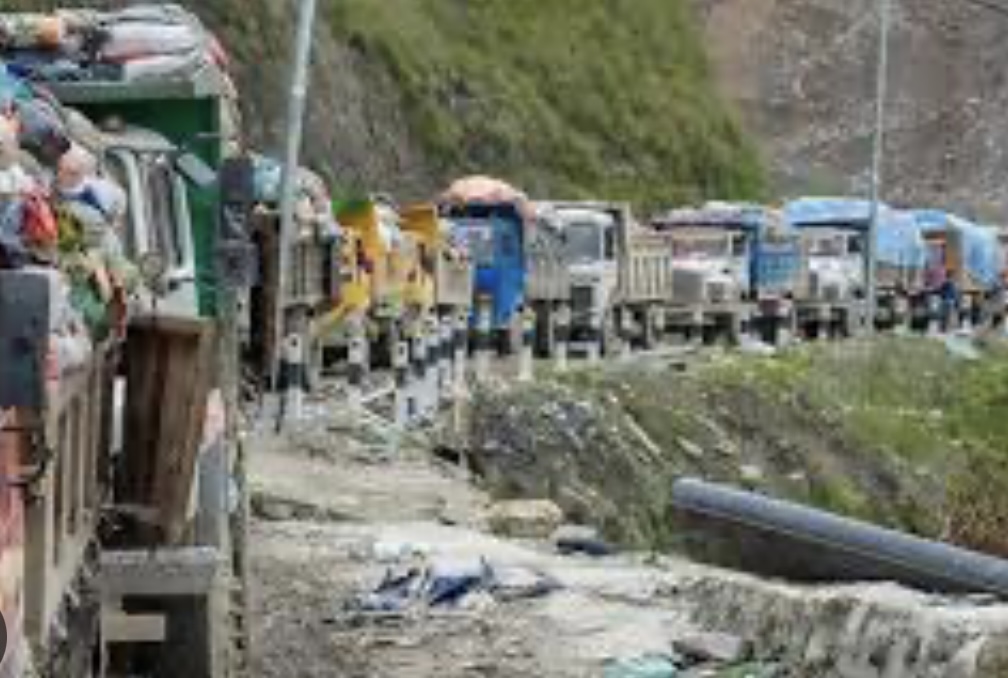 यसरी काठमाडौँ महानगरले फोहोर बोकेका गाडी माओवादी पार्टी कार्यालय पठाएपछि…