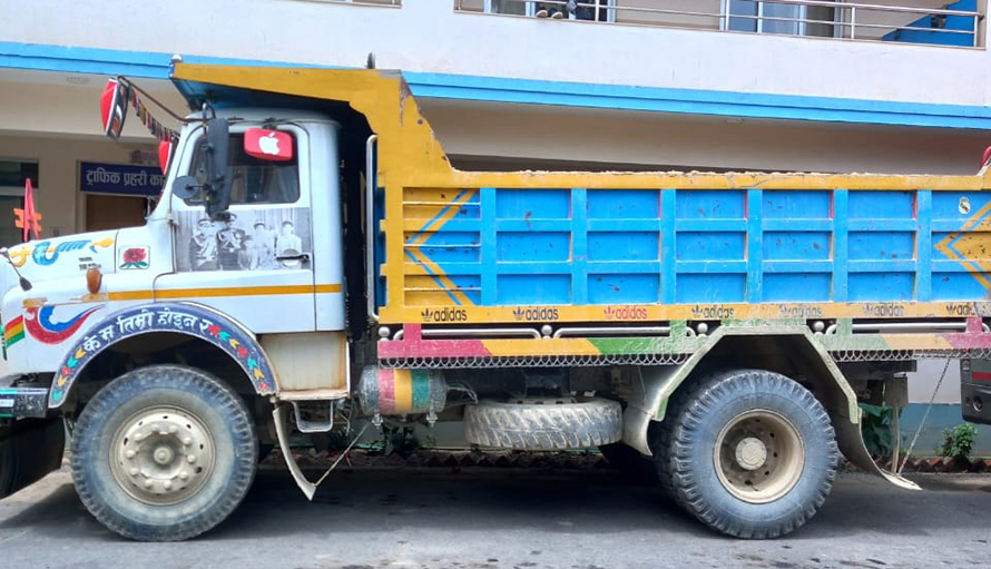 मोटरसाइकल चालकलाई ठक्कर दिएर फरार भएका चालक टिपरसहित पक्राउ