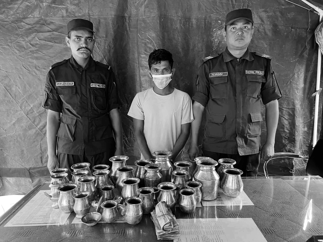 घरका ढाेकामा राखिएको तामाको कलश चाेर्दै हिंडिरहेका सुजन बलम्बुबाट समातिए