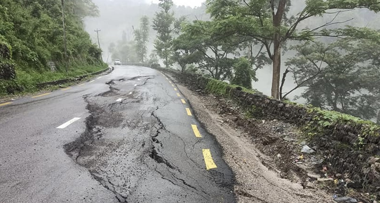 सडक भासिँदा पूर्वपश्चिम राजमार्ग अवरुद्ध