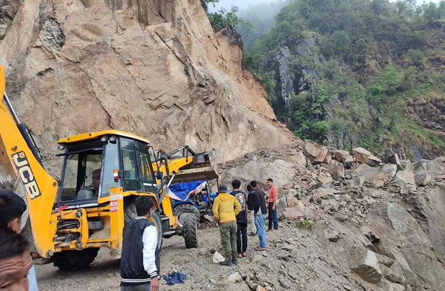 यसरी मोटरसाइकल र टयाक्टर पहिरोले थिचेपछि…