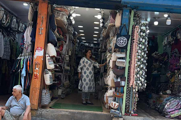 ठमेलको यहांबाट किनिएको रहेछ अर्थमन्त्री पुनको बजेट वक्तव्यको ब्रिफकेस , मूल्य जम्मा २५ सय