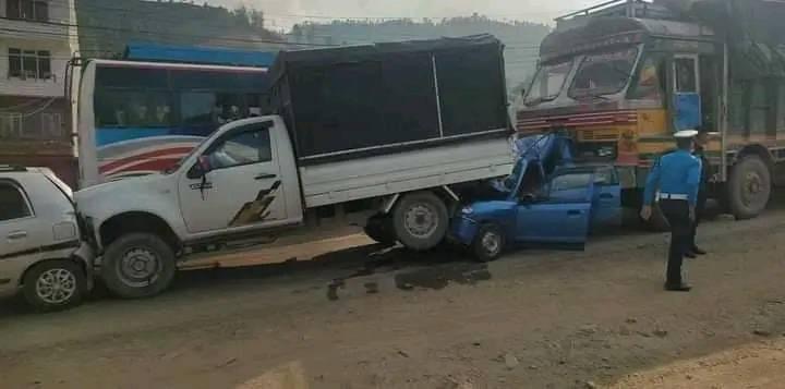 रोकेर राखेको ट्याङ्करमा ६ वटा सवारी साधन ठोक्किए, दुई जना घाइते
