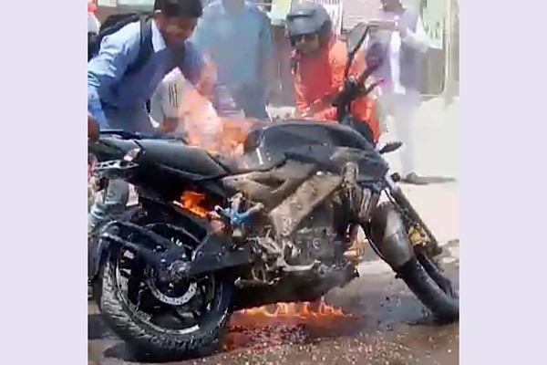 चल्दाचल्दैको मोटरसाइकलमा यसरी आगलागी भएपछि…