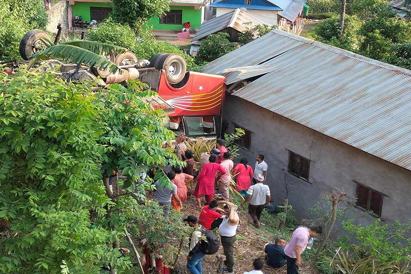 यसरी भयो ग्लोबल आईएमई बैंकका कर्मचारी सवार बस दुर्घटना
