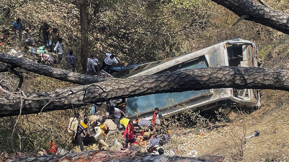 बस दुर्घटनामा मर्नेको सङ्ख्या २२ पुग्यो, ६९ जना घाइते