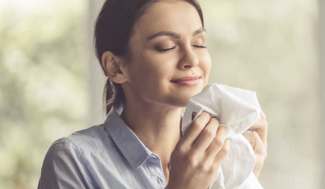 यसरी कपडा सुँघ्न किन मन पराउँछन् मानिस ?