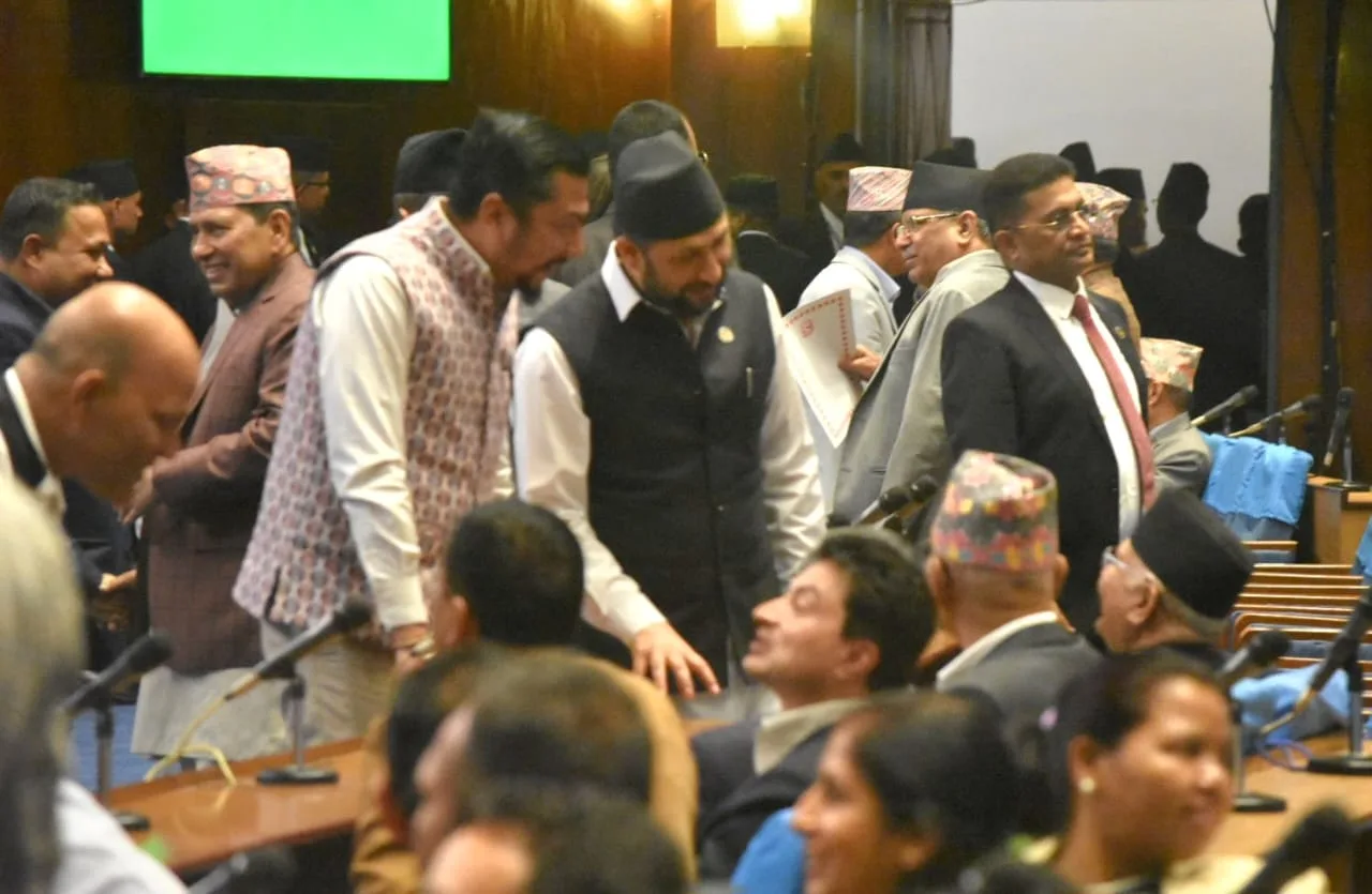 संसद्मा कांग्रेस आक्रोशित हुँदा हर्षित देखिए रवि,ओलीसँग भलाकुसारी