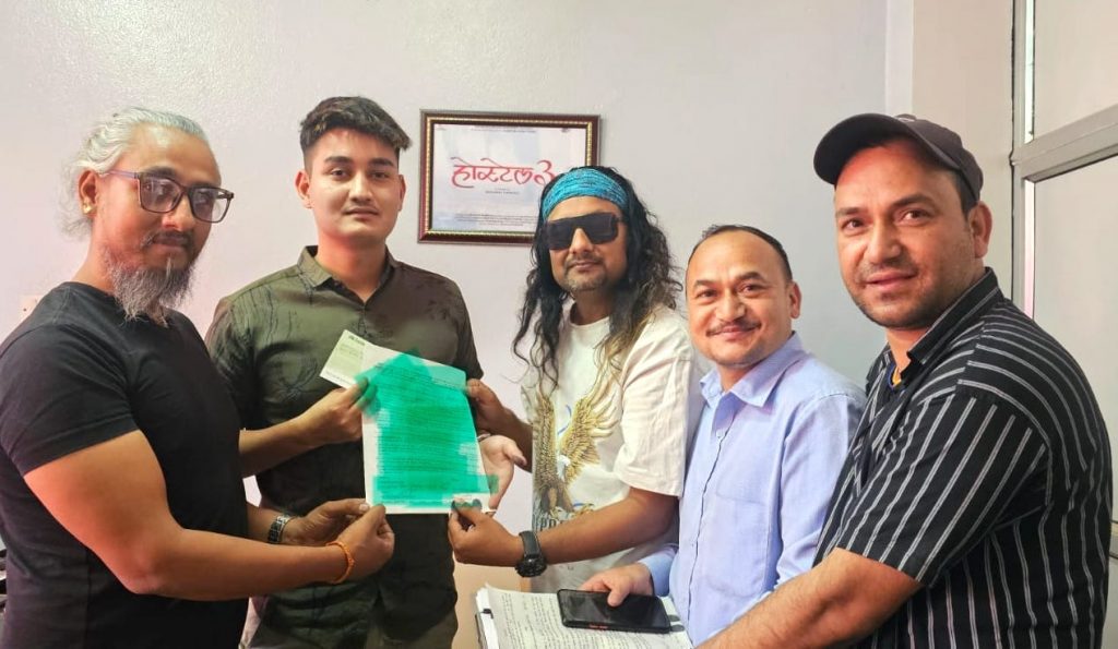 टिकटकर ‘कुल ब्वाइ’ फिल्म खेल्दै..