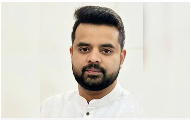 पुर्व प्रधानमन्त्रीका नातीको पेन ड्राइभमा ‘२८०० सेक्स अडियो–भिडियो’, मच्चियो हंगामा