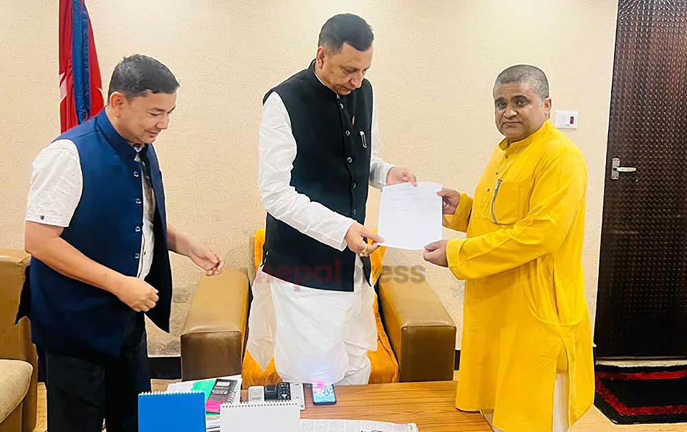 मधेश सरकारबाट बाहिरियो माओवादी, अल्पमतमा सरकार