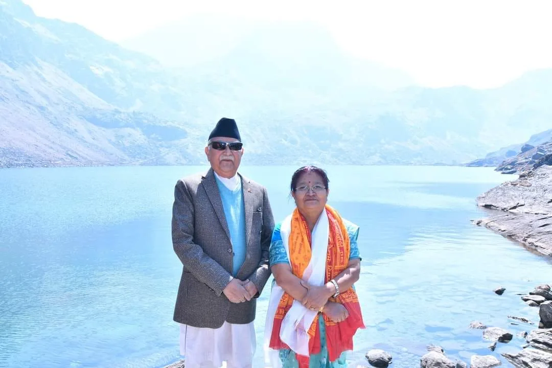 एमाले अध्यक्ष ओलीले यो तस्बीर सेयर गर्दै भन्छन् : फेशबुक नहेरेको एक साता बितेछ, आज पोष्ट्याए श्रीमती राधिकासँगको फोटो