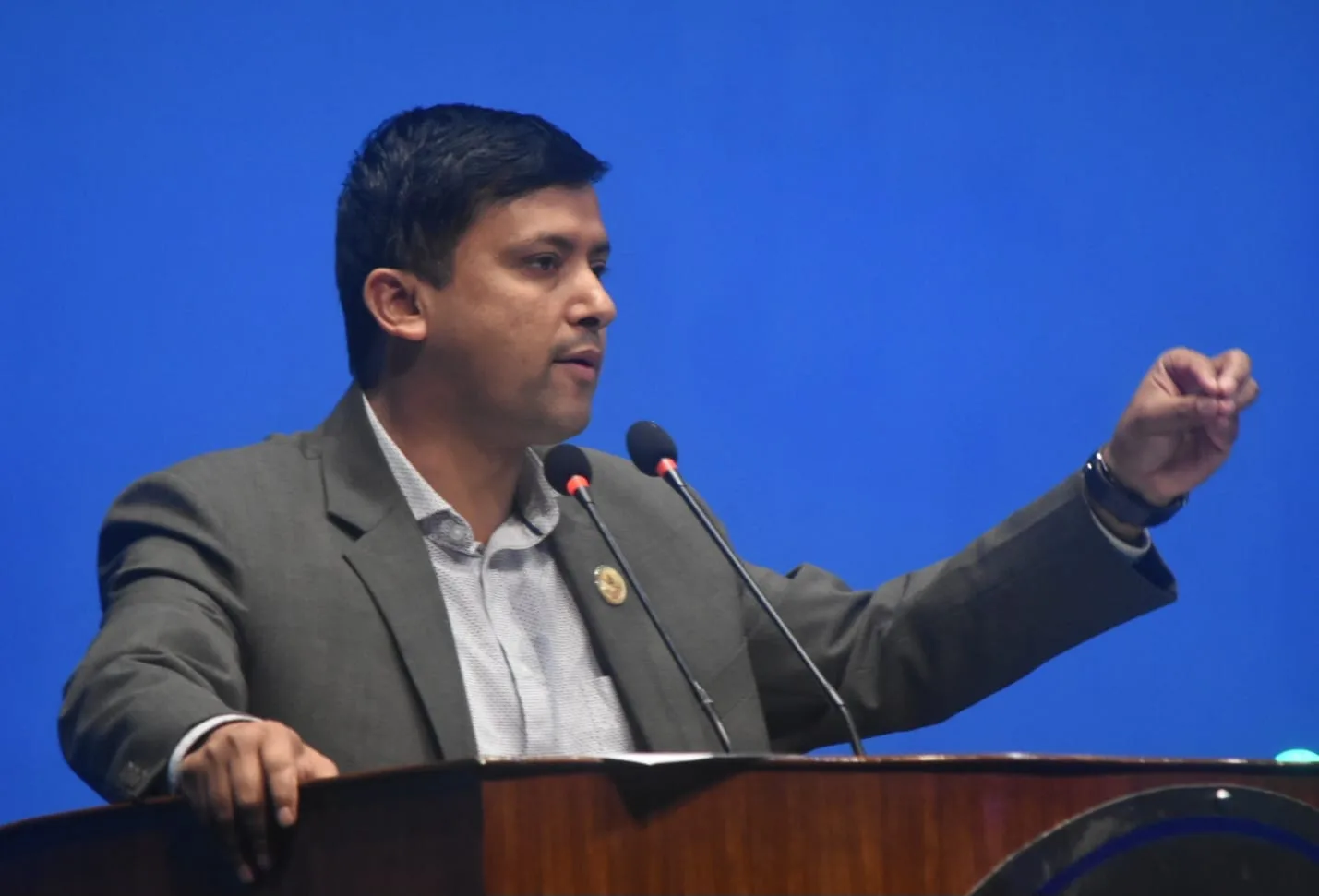 गगनलाई एमालेको जवाफ: सरकार ढाल्न पशुपतिमा चढाएको धूप-अक्षताले काम गर्दैन्