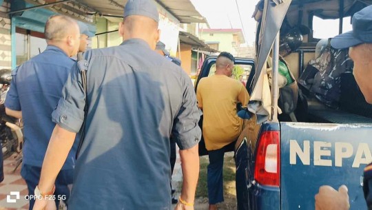 कञ्चनपुरमा कैदी र पुलिसको मस्ती, खुलेआम होटेलमा मदिराको चुस्की