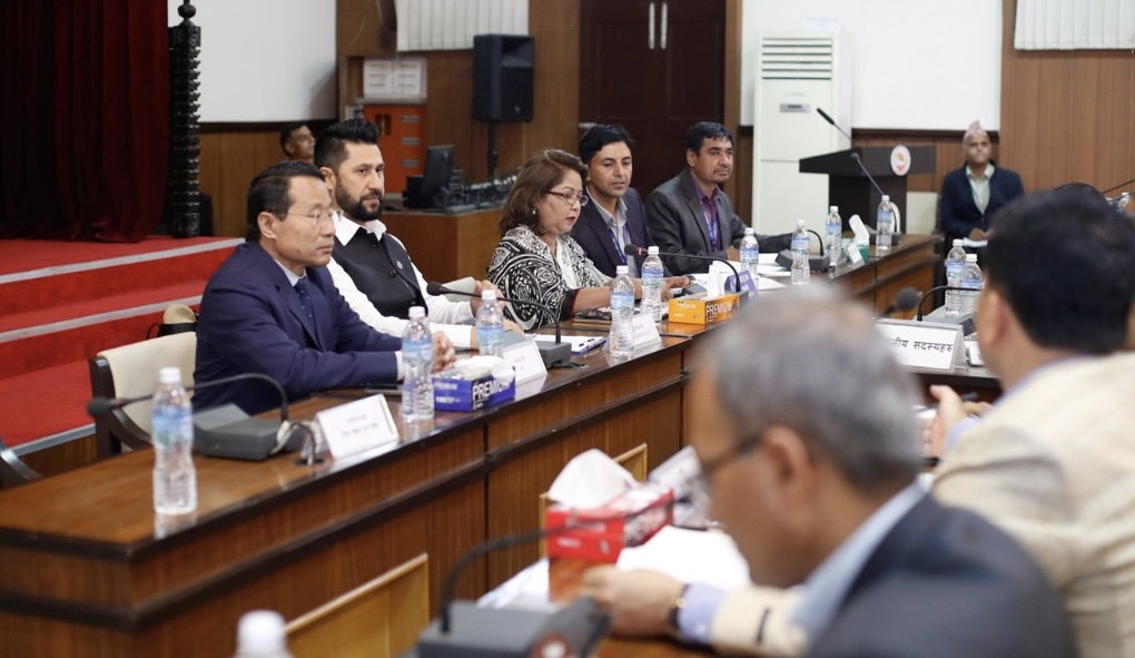 आरजुको समितिमा पुगे गृहमन्त्री लामिछाने