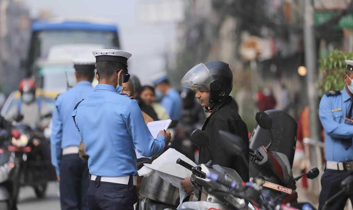 यसरी लापसे  चेकिङमा पक्राउ परे ९ जना चालक