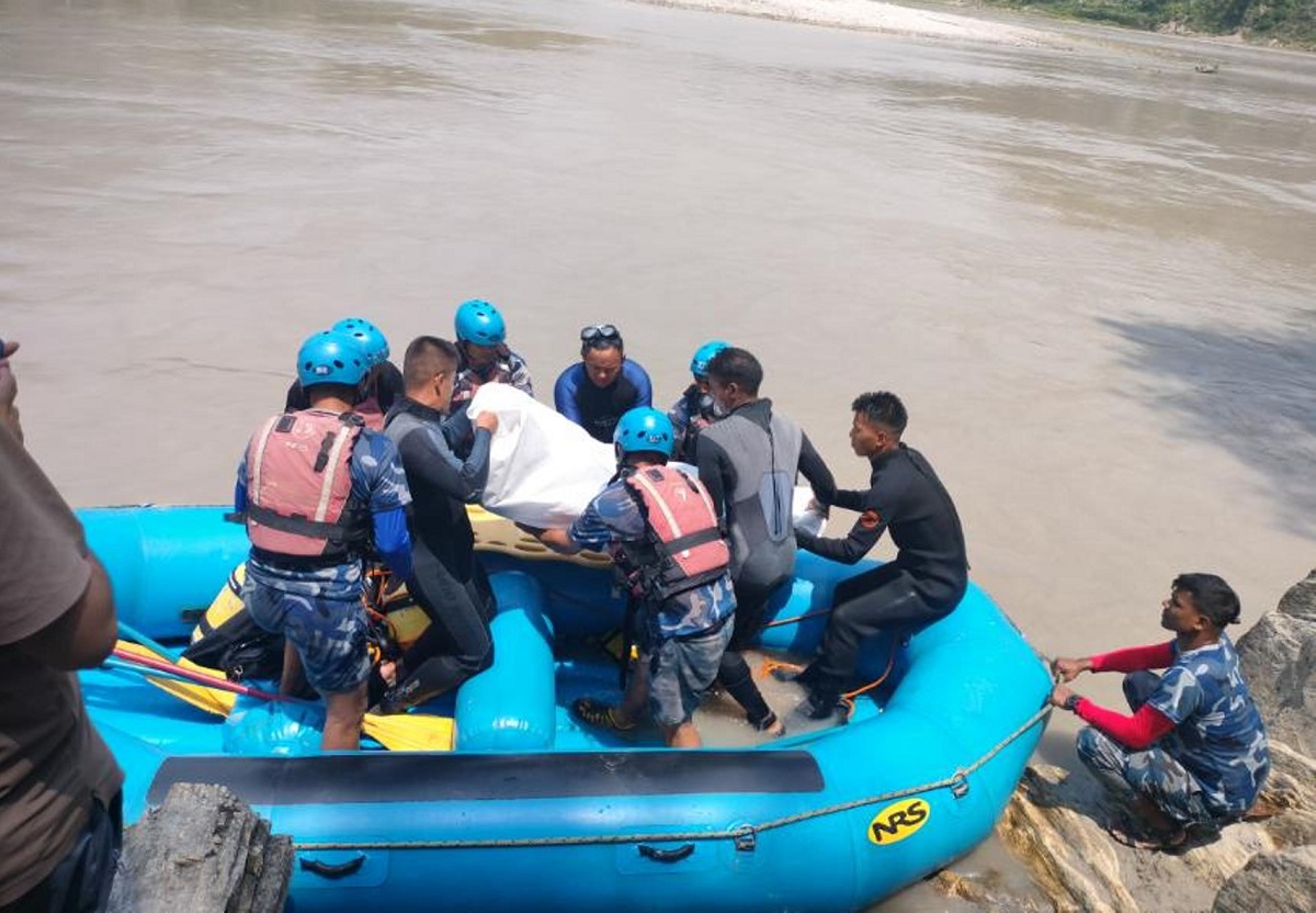 सशस्त्रले यसरी फेला पार्यो त्रिशूली नदीमा हराइरहेका दुईमध्ये एक बालकको शव फेला