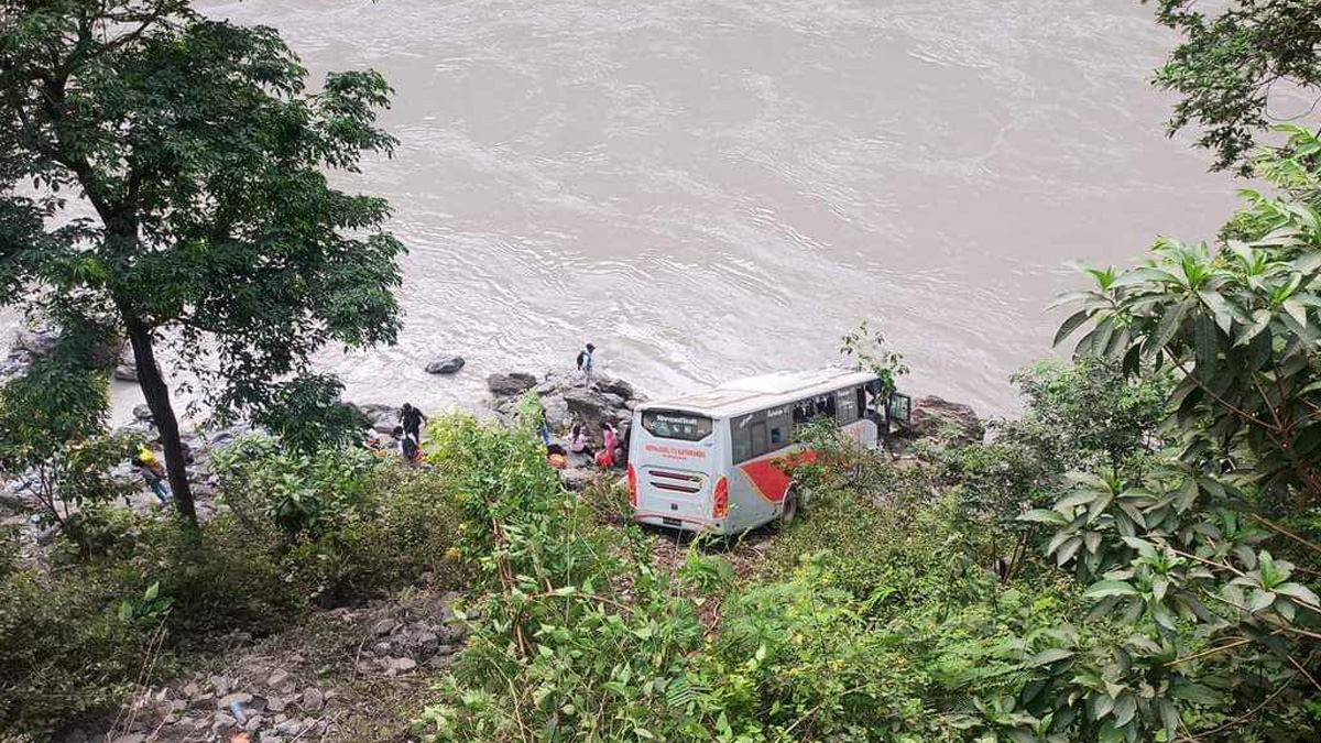 रात्री बस त्रिशुलीमा खस्यो, घाइते २० मध्ये पाँच जना गम्भीर