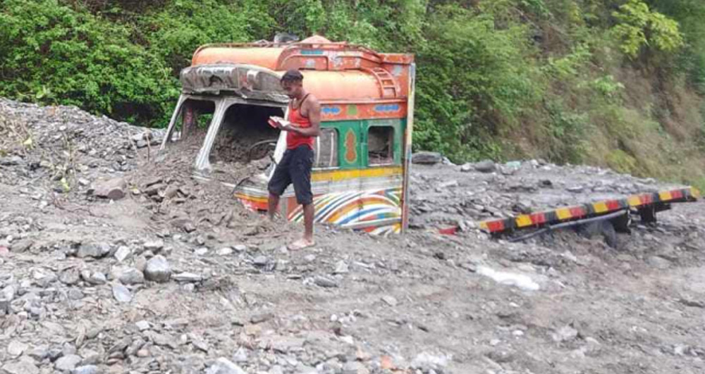 पहिरोले यसरी ट्रक पुरिएपछि…