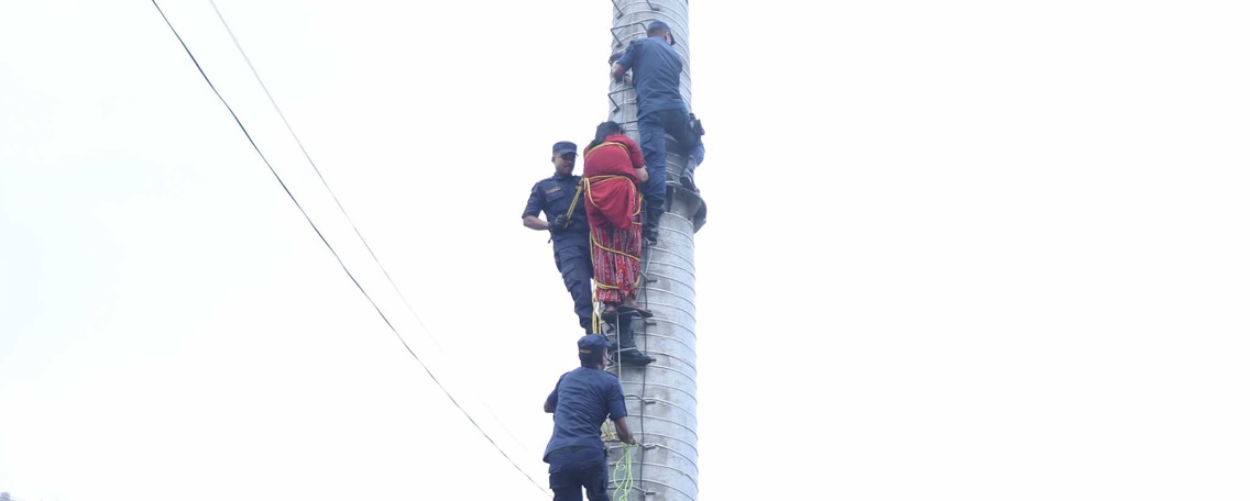 माइतीघर मण्डलको पोलबाट एक महिलाले हामफालेर आत्महत्या गर्न खोजेपछि