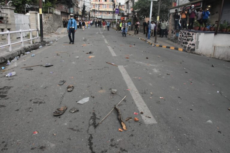 काठमाडौंमा ०४६ को आन्दोलनको झल्को, बालेनको राजीनामा माग्ने कवाड व्यावसायी र प्रहरीबीच घम्साघम्सी