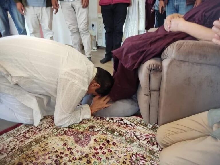 को हुन नारायणकाजीले ढोगिरहेका व्यक्ति ?