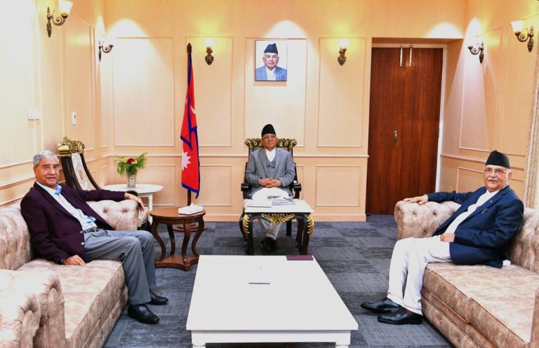 प्रधानमन्त्री दाहाल र ओलीबीच भोलि निर्णायक वार्ता हुँदै, देउवा दोहोरो रणनीतिमा