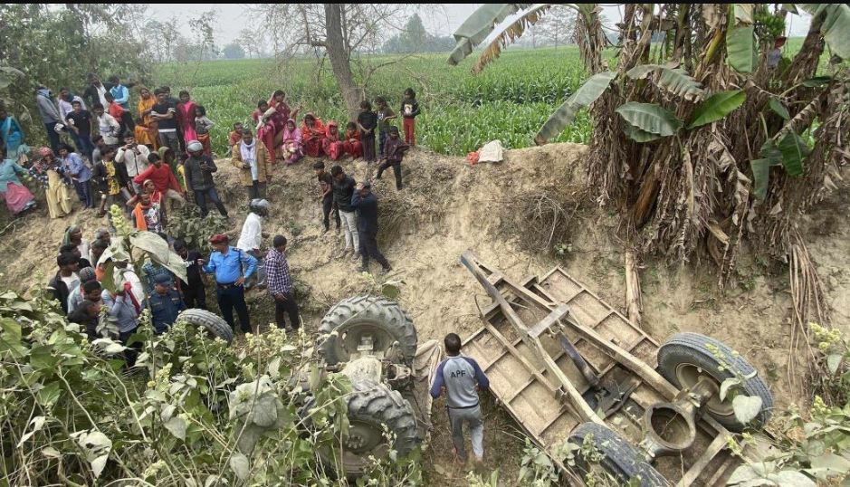 ट्याक्टर दुर्घटना : दुईको मृत्यु, २२ जना घाइते