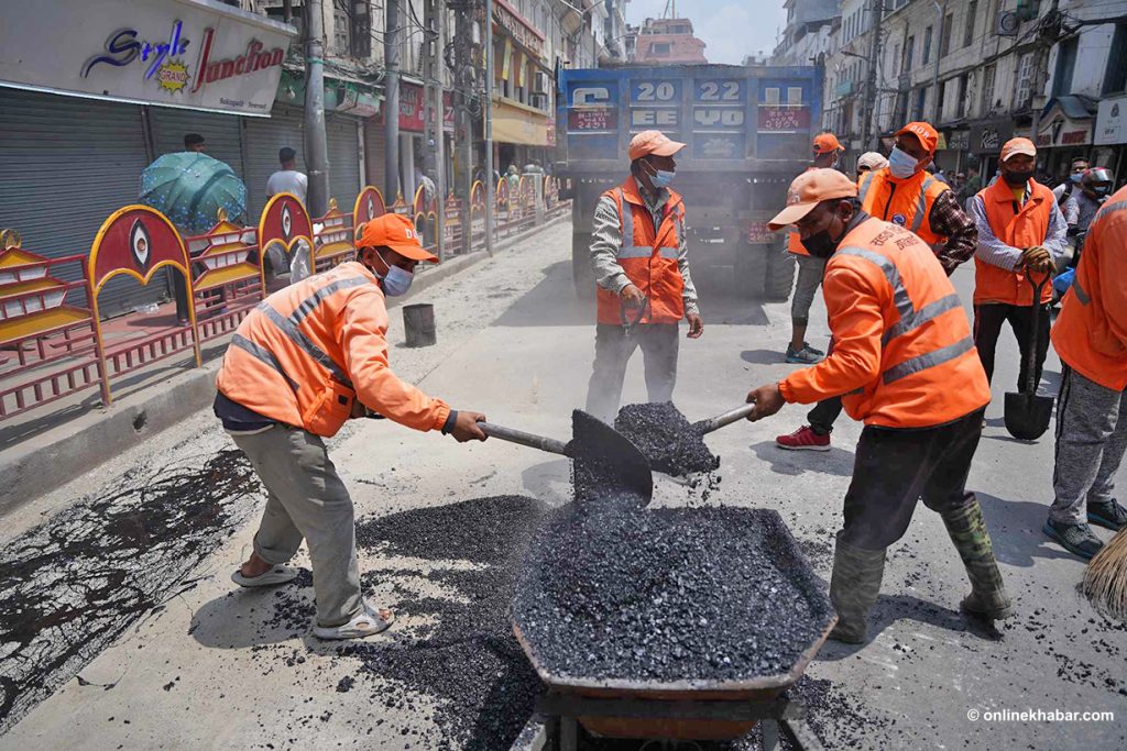 काठमाडौं महानगरले भत्काएको बाटो डिभिजन सडकले कालोपत्रे गर्न थाल्यो
