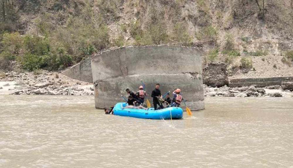 भेरी नदिमा बेपत्ता दुई जनाको शव सशस्त्र को गोताखोरले निकाल्यो