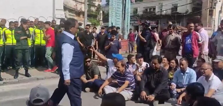 बालेनको विरोधमा उत्रिए न्युरोडका स्थानीय, अदालतको आदेश लत्याउँदै फुटपात विस्तारमा अवरोध