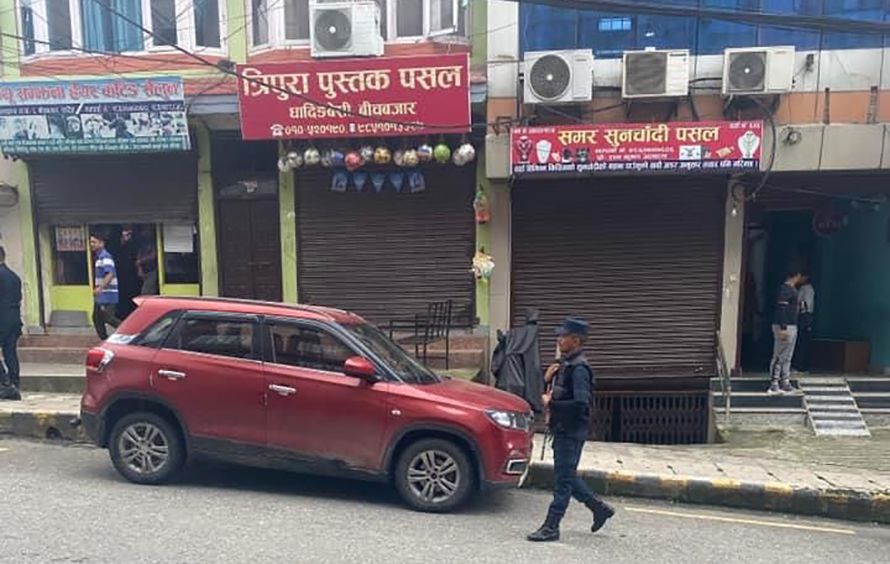 गाडीभित्रको शंकास्पद सुटकेसमा भेटिए थोत्रा कपडा र सुर्तीका पोका