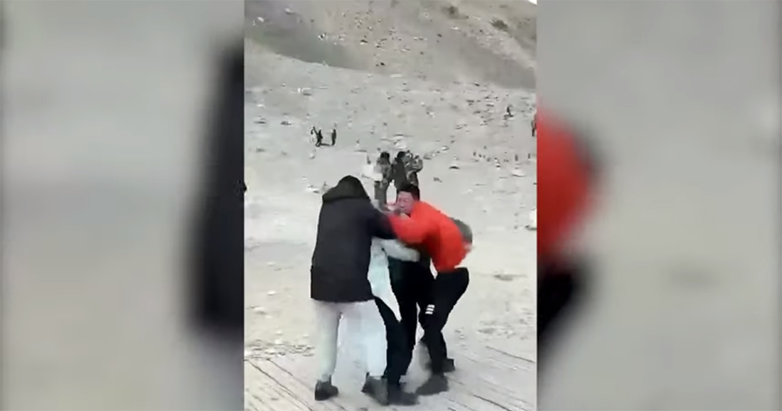 यसरी सगरमाथाको दृश्य हेर्ने ठाउँमै दुई जोडी बीच हानाहान भएपछि..