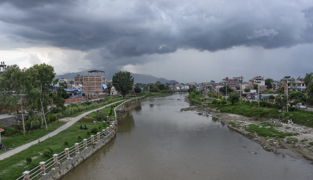 बिदेश जान नपाएपछि शंखमुलको पुलबाट हामफाल्न खोजेका युवकलाई प्रहरीले गर्‍यो उद्धार
