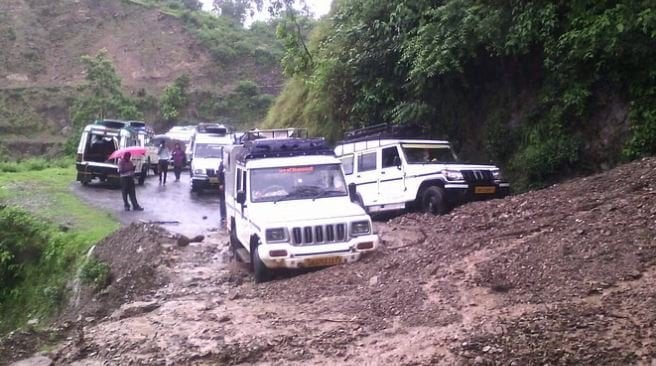 पहिरोका कारण कान्ति लोकपथ र मातातीर्थ चखेल सडक बन्द